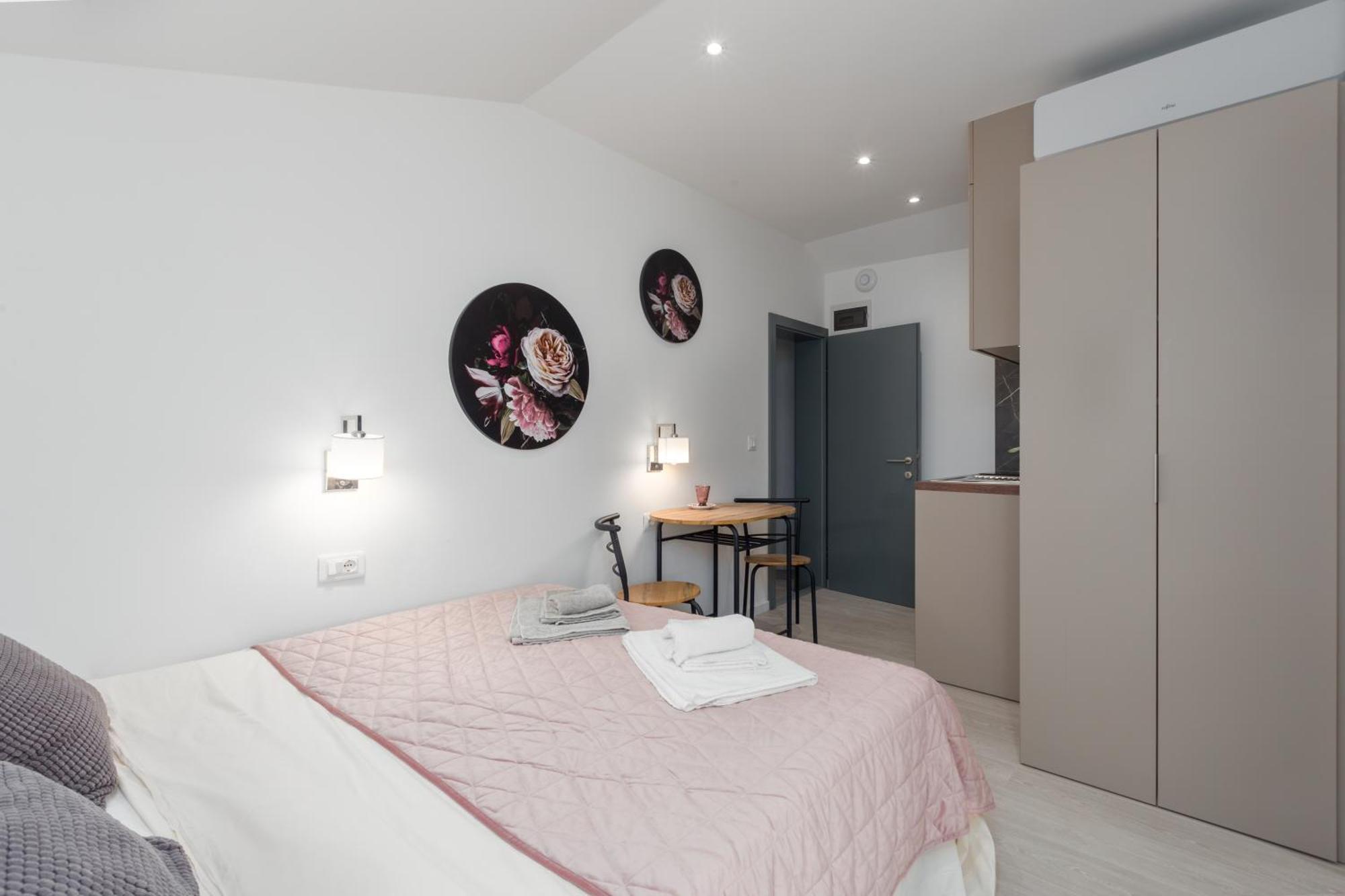 Crystal Deluxe Apartment