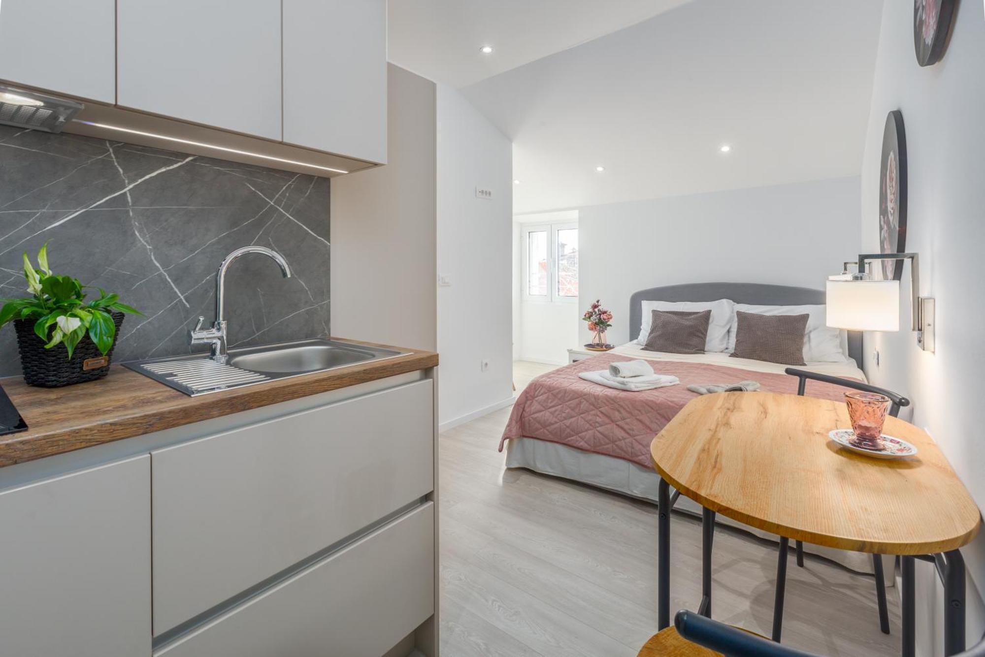 Crystal Deluxe Apartment